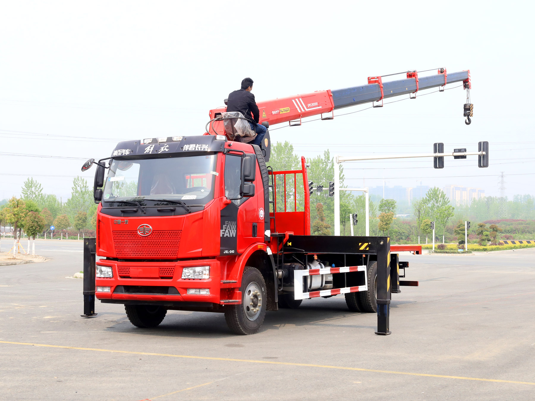 解放J6L單排駕駛室三一8噸直臂式吊機(jī)隨車吊