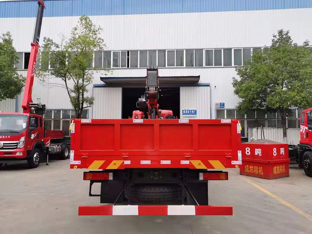 東風(fēng)暢行D7前四后八威龍14噸5節(jié)臂吊機(jī)