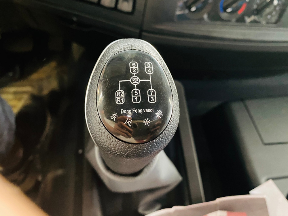 東風T5后雙橋新飛工12噸五節(jié)直臂吊機隨車吊