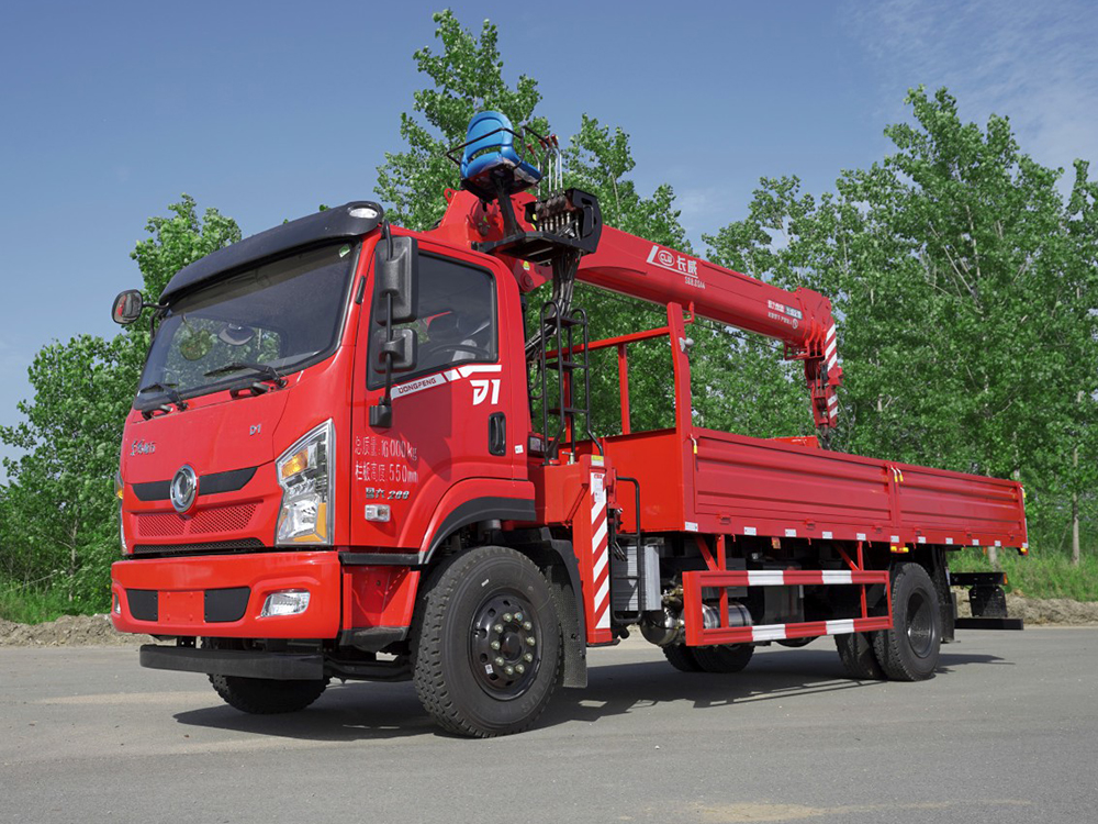 東風(fēng)暢行D1長(zhǎng)威8噸四節(jié)直臂吊機(jī)隨車(chē)吊