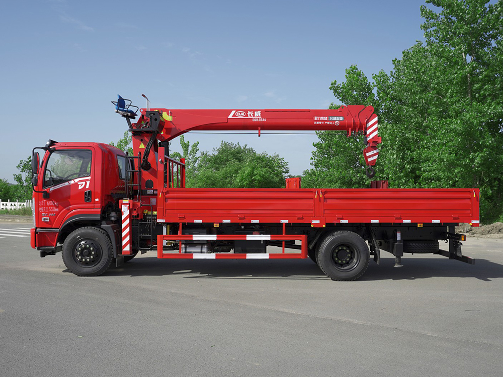 東風(fēng)暢行D1長(zhǎng)威8噸四節(jié)直臂吊機(jī)隨車(chē)吊