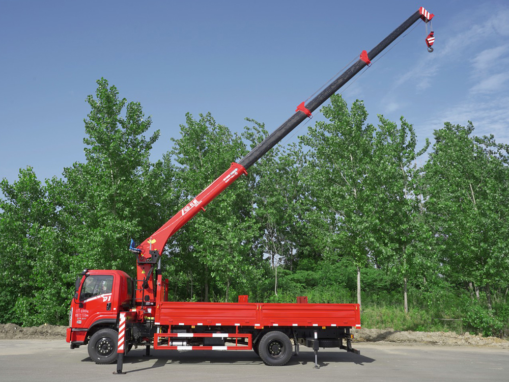 東風(fēng)暢行D1長(zhǎng)威8噸四節(jié)直臂吊機(jī)隨車(chē)吊