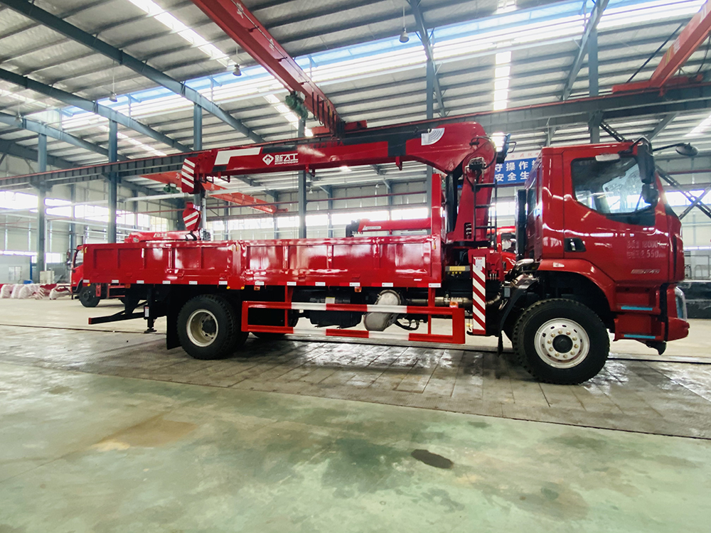 東風(fēng)柳汽乘龍單橋新飛工8噸四節(jié)直臂吊機(jī)隨車(chē)吊