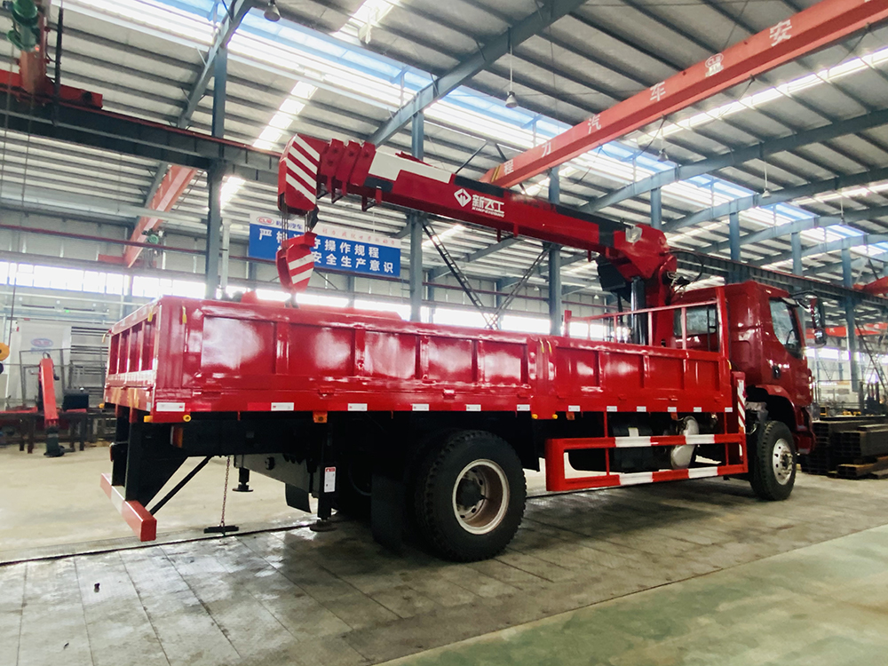 東風(fēng)柳汽乘龍單橋新飛工8噸四節(jié)直臂吊機(jī)隨車(chē)吊