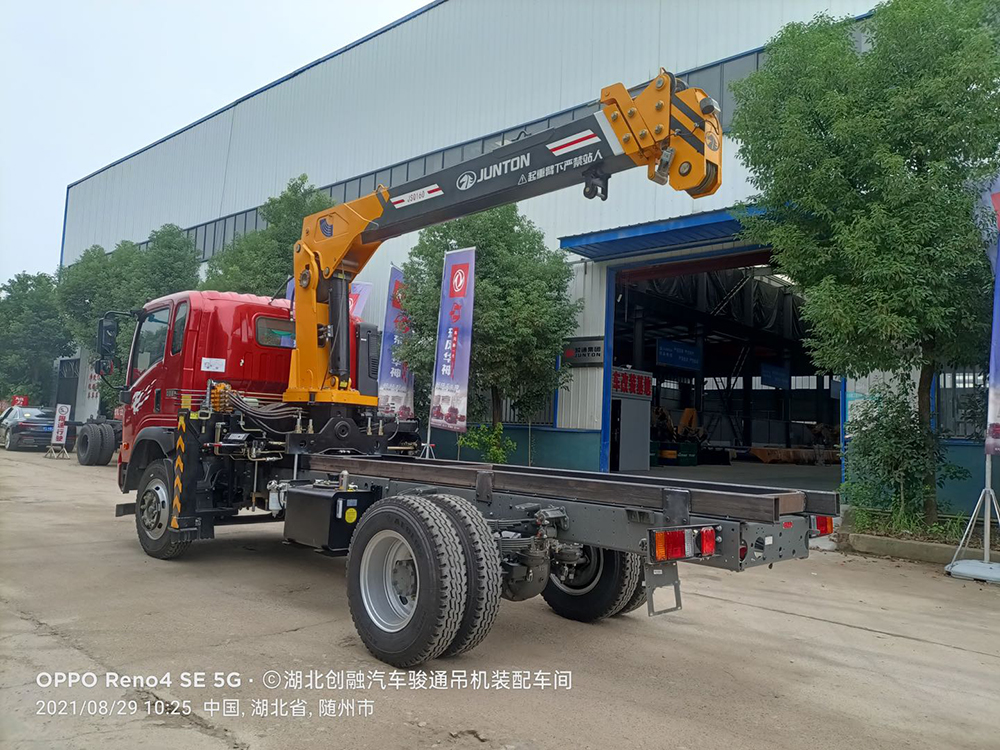 重汽王牌駿通小黃牌6.3噸四節(jié)臂吊機(jī)隨車吊