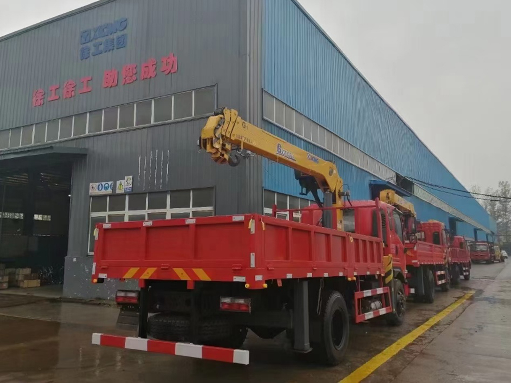 東風(fēng)暢行D1徐工7噸四節(jié)直臂吊機隨車吊