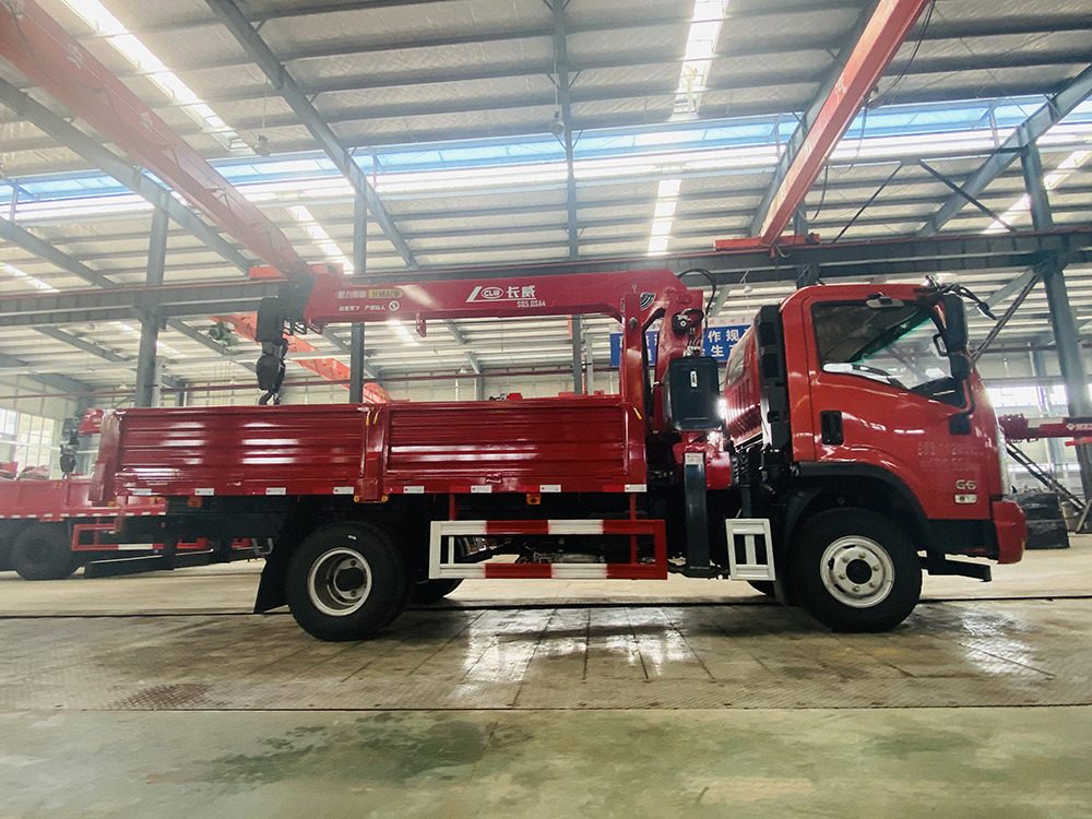 大運(yùn)小黃牌單橋長(zhǎng)威5噸四節(jié)直臂吊機(jī)隨車吊