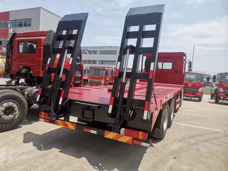 東風(fēng)柳汽前四后八平板運輸車