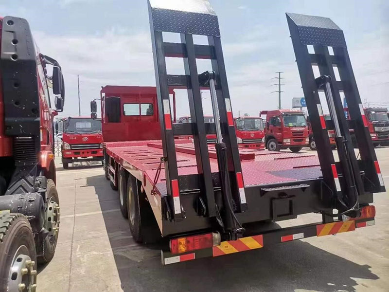 東風(fēng)柳汽前四后八平板運輸車