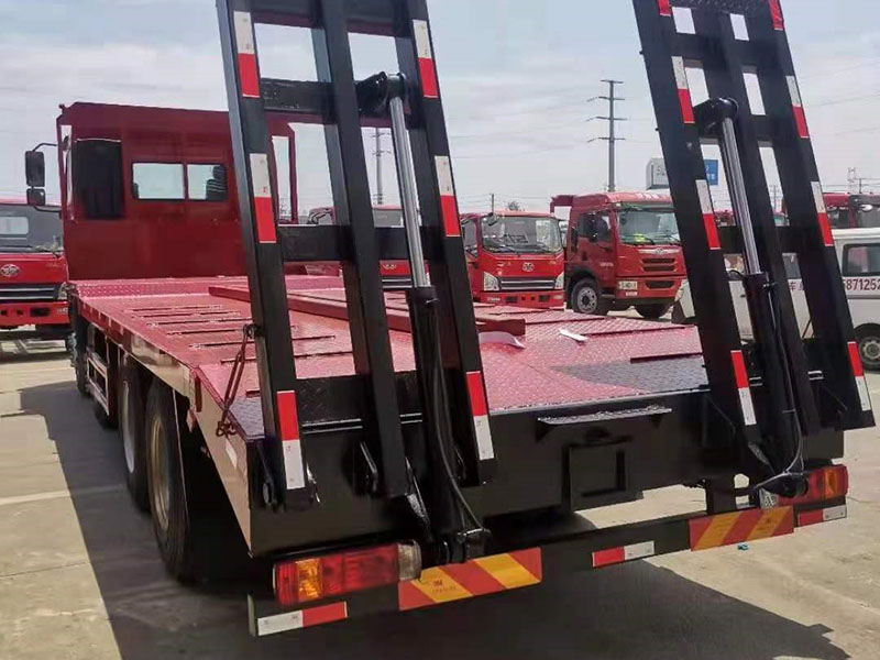 東風(fēng)柳汽前四后八平板運輸車