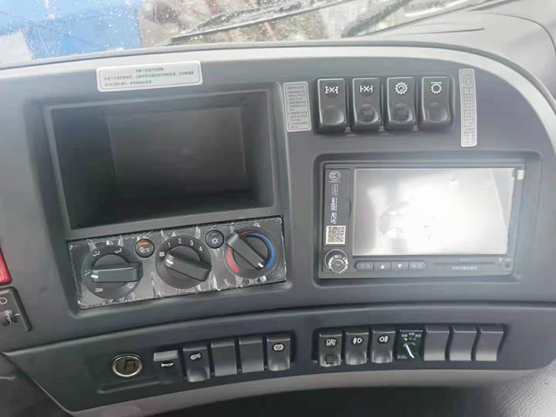 東風(fēng)D7V牌前四后八平板運(yùn)輸車