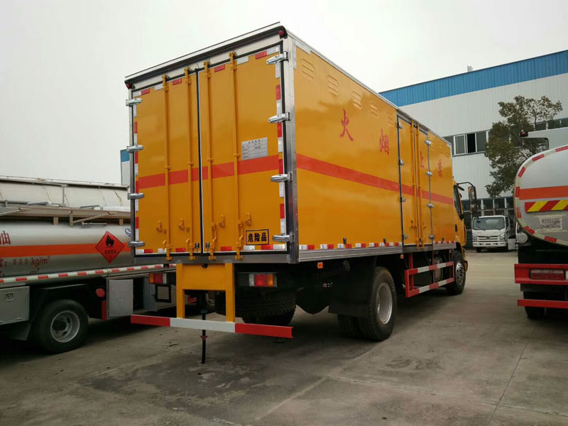 柳汽6.6米爆破器材運(yùn)輸車