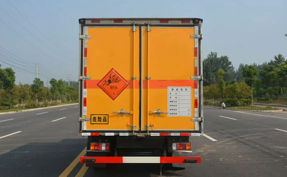 慶鈴五十鈴藍牌4.1米爆破器材運輸車