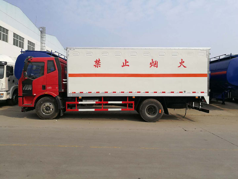 解放6.2米爆破器材車