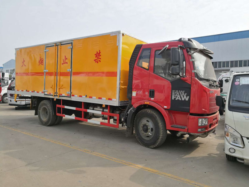 解放6.2米爆破器材車