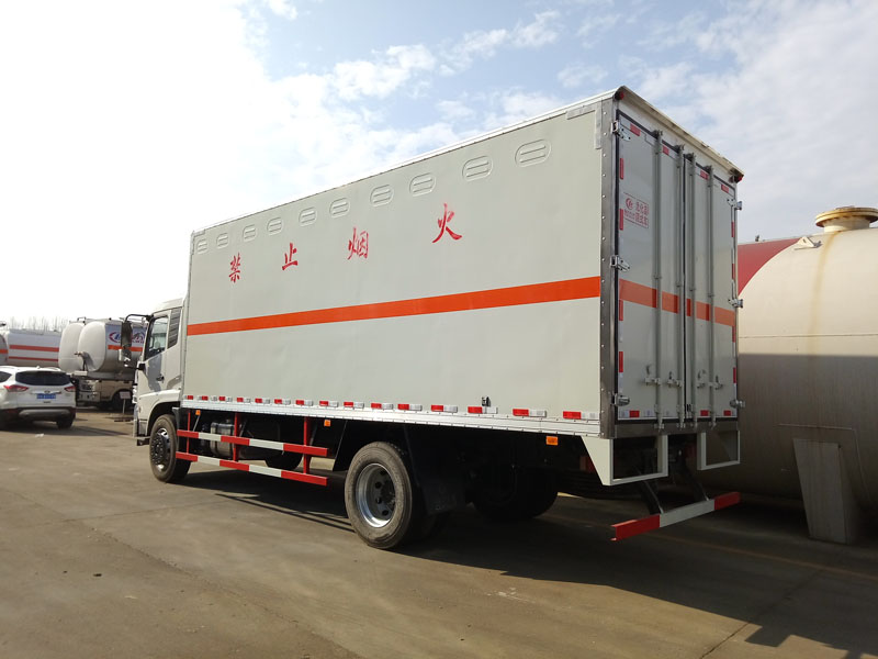 東風天錦6.6米氣體廂式車