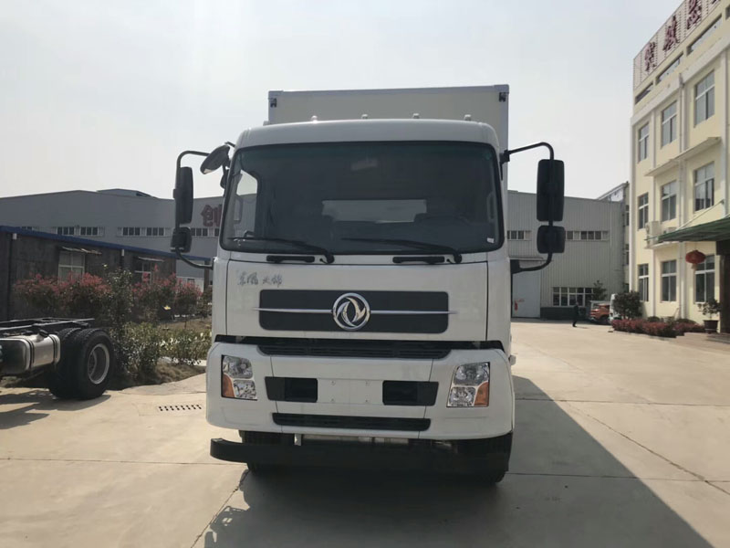 東風(fēng)天錦8.6米氣體廂式車(chē)