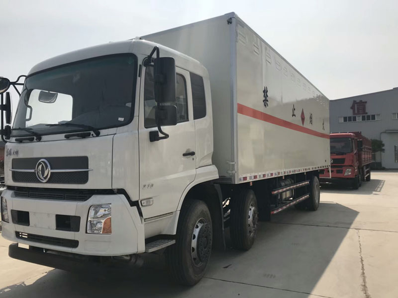 東風(fēng)天錦8.6米氣體廂式車(chē)