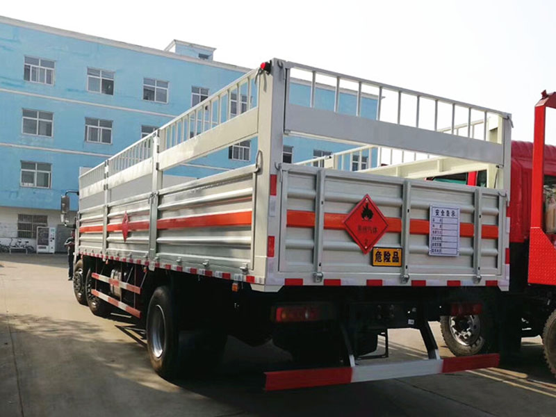 東風(fēng)天錦8.6米氣瓶運輸車
