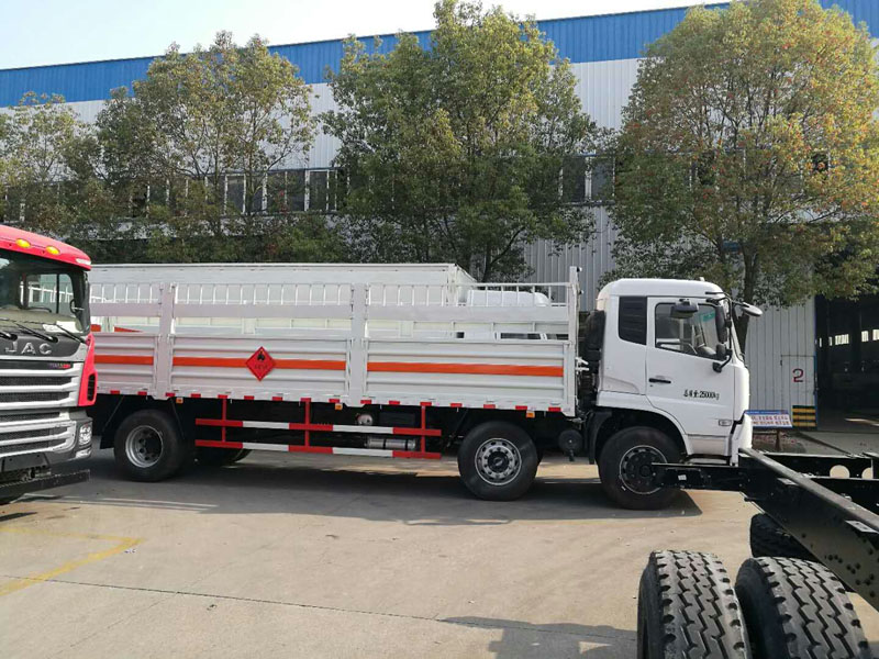 東風(fēng)天錦8.6米氣瓶運輸車