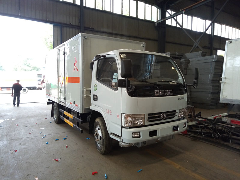 東風(fēng)多利卡藍(lán)牌4.1米氣體廂式車