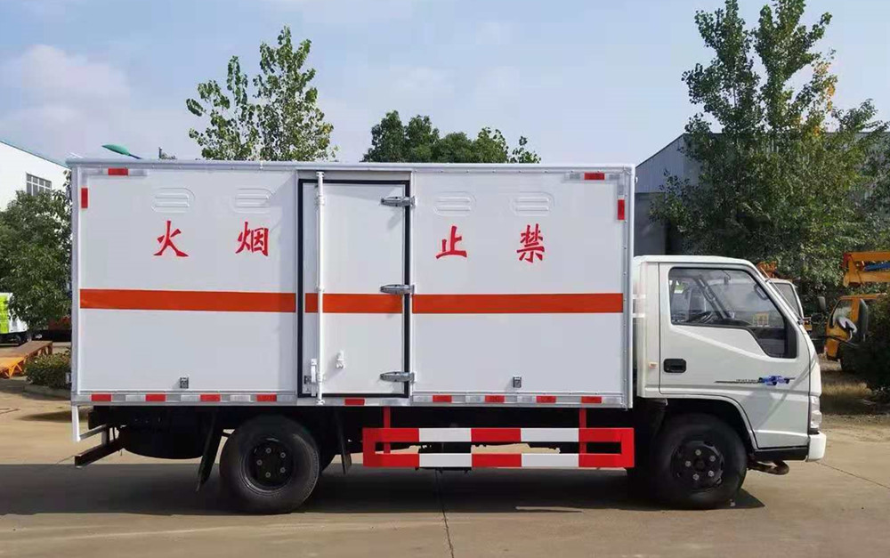江鈴藍(lán)牌4.2米氣瓶廂運(yùn)輸車