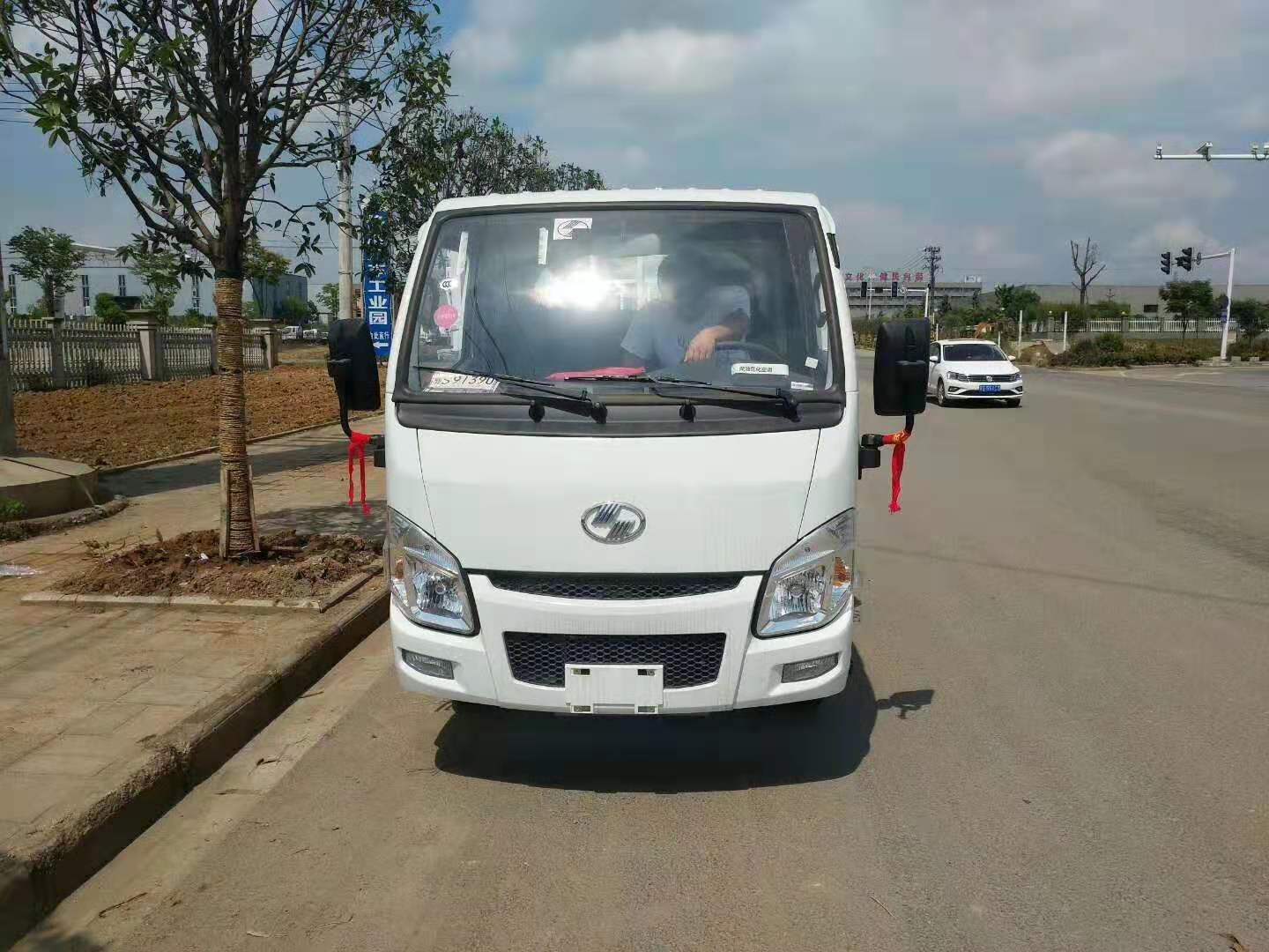 上汽躍進(jìn)3.3米氣瓶運(yùn)輸車(chē)