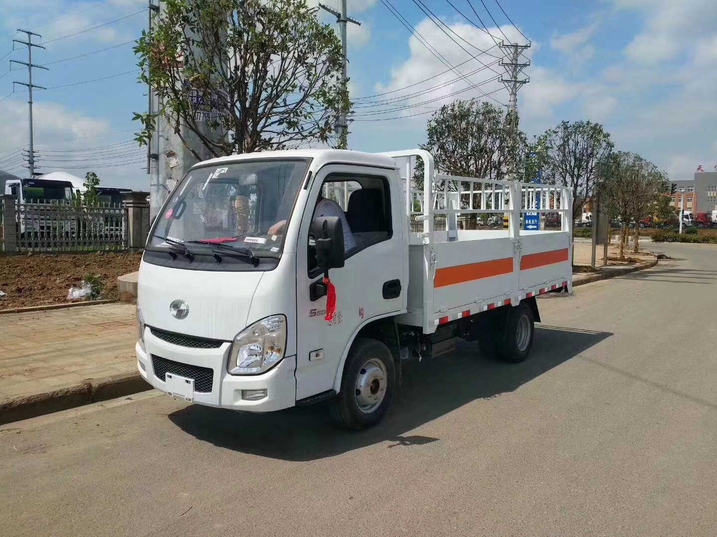 上汽躍進(jìn)3.3米氣瓶運(yùn)輸車(chē)