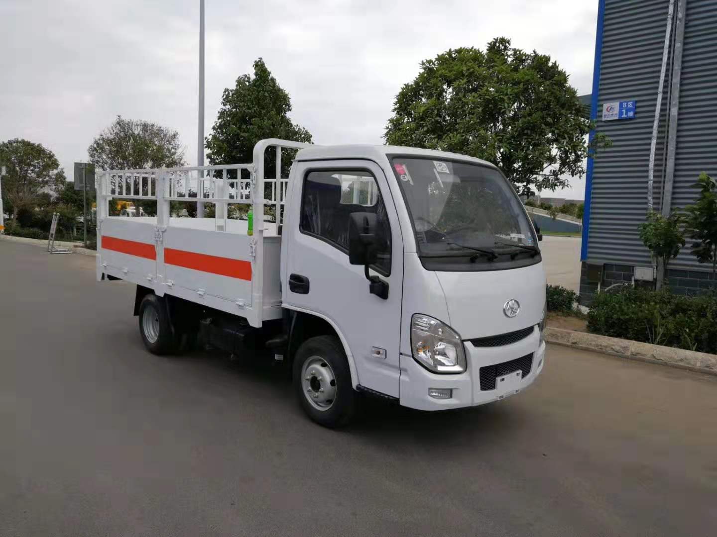 上汽躍進(jìn)3.3米氣瓶運(yùn)輸車(chē)