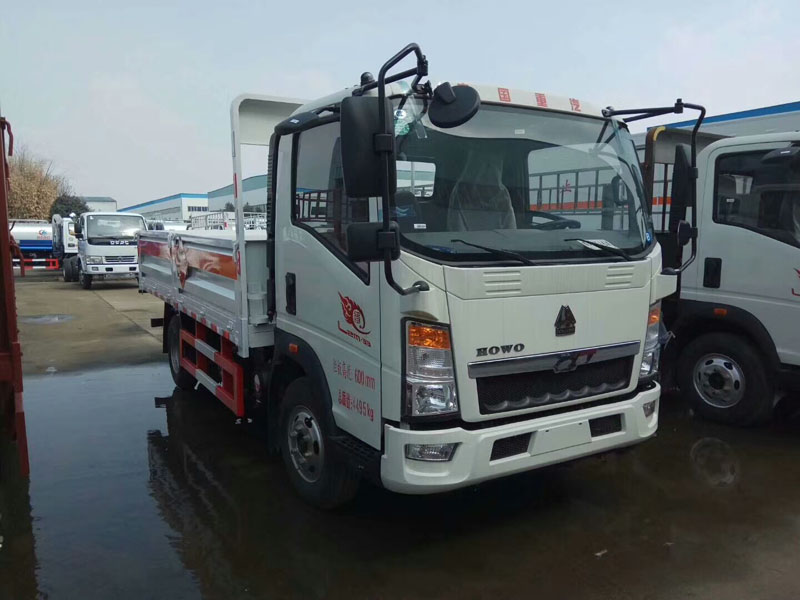 重汽豪沃藍(lán)牌4.1米氣瓶運(yùn)輸車