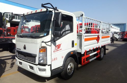 重汽豪沃藍(lán)牌4.1米氣瓶運(yùn)輸車(chē)