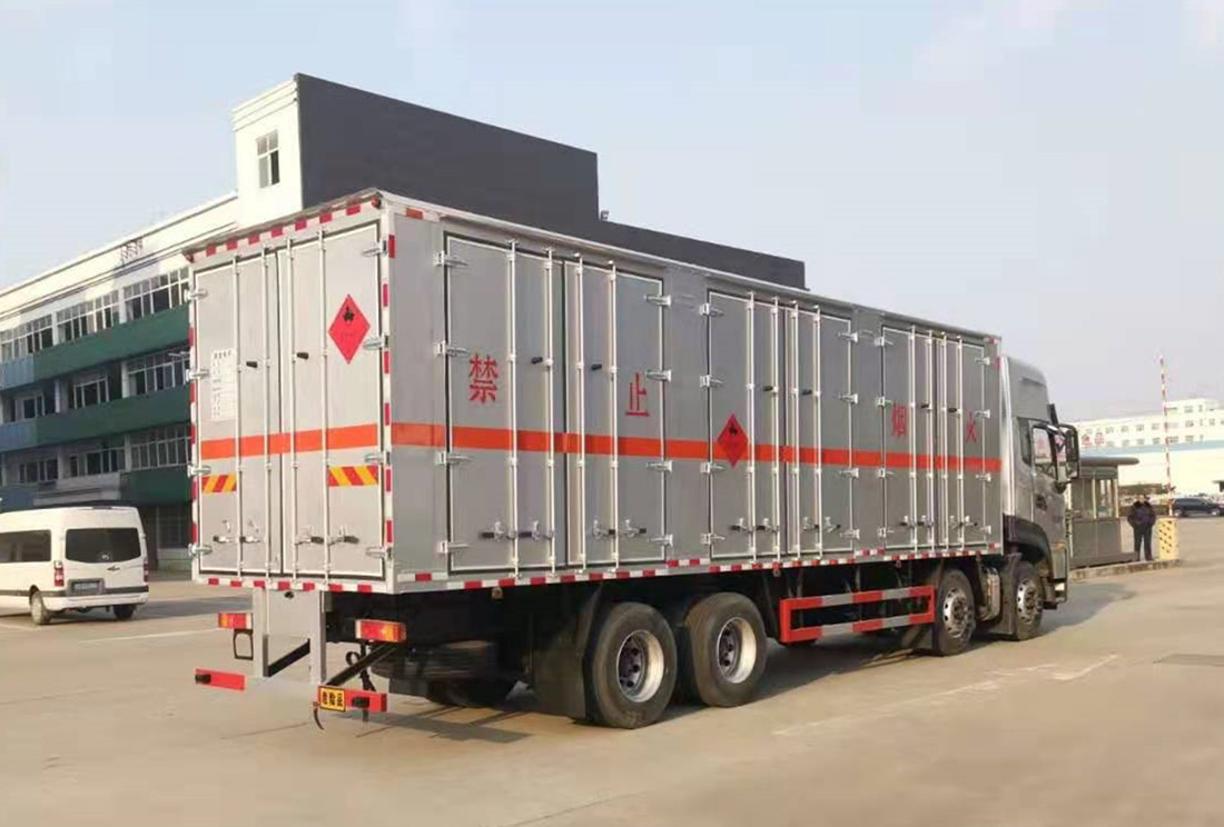 東風(fēng)天龍9.6米易燃?xì)怏w廂式運(yùn)輸車