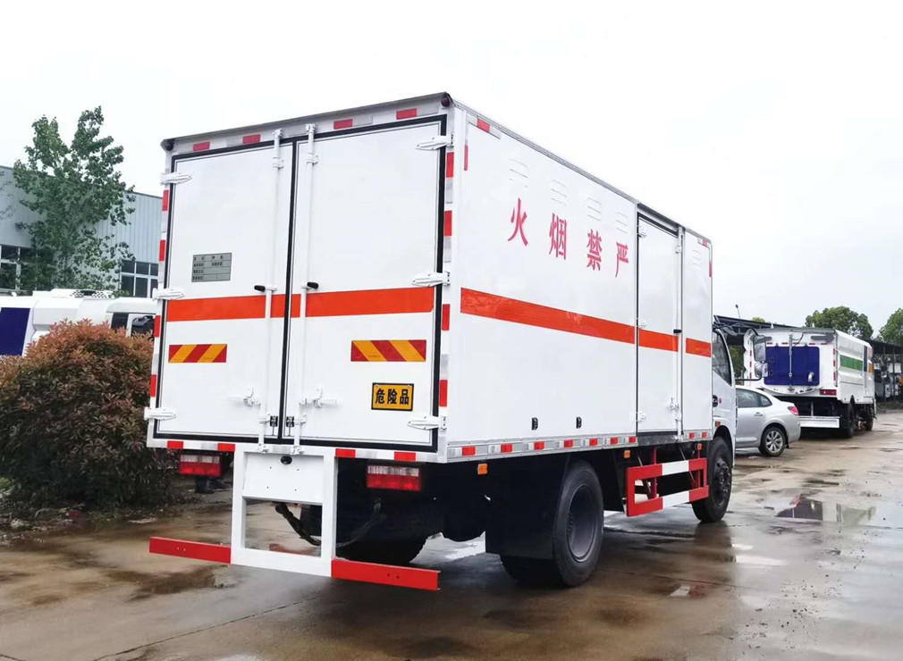 東風(fēng)多利卡5.1米氣瓶廂式車