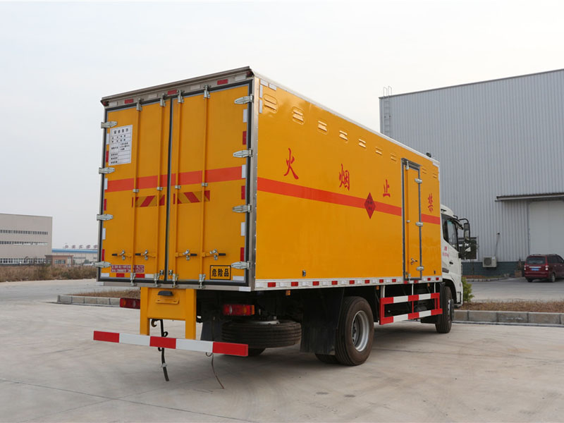東風(fēng)天錦6.2米爆破器材車