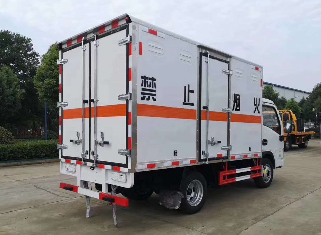 上汽躍進(jìn)3米貨廂爆破器材運(yùn)輸車