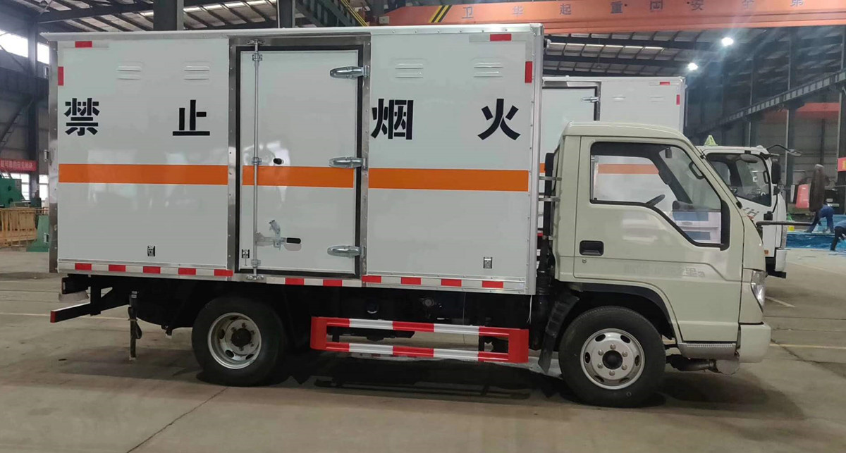 福田時(shí)代3.7米爆破器材運(yùn)輸車