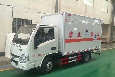 上汽躍進(jìn)藍(lán)牌柴油版3.3米毒性感染性廂式車