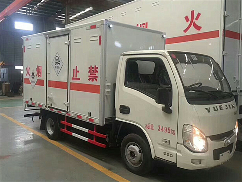 上汽躍進(jìn)藍(lán)牌柴油版3.3米毒性感染性廂式車