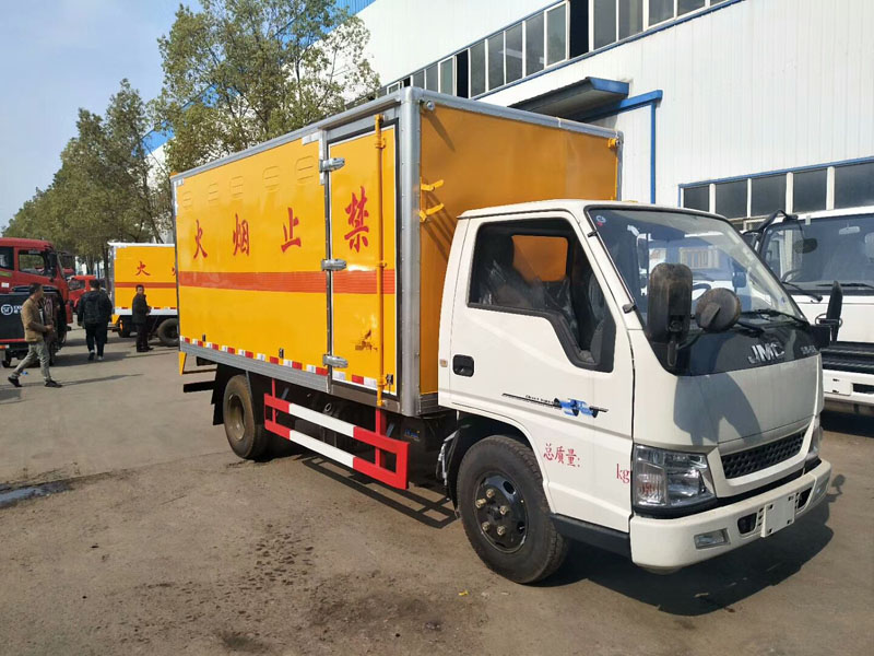 江鈴4.1米易燃固體廂式車