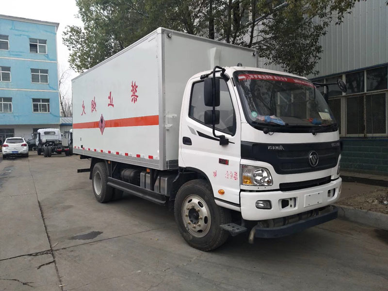 福田5.1米易燃固體廂式車