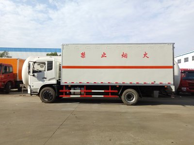 東風(fēng)天錦6.6米液體廂式車