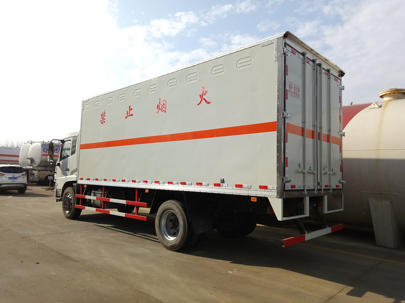 東風(fēng)天錦6.6米液體廂式車