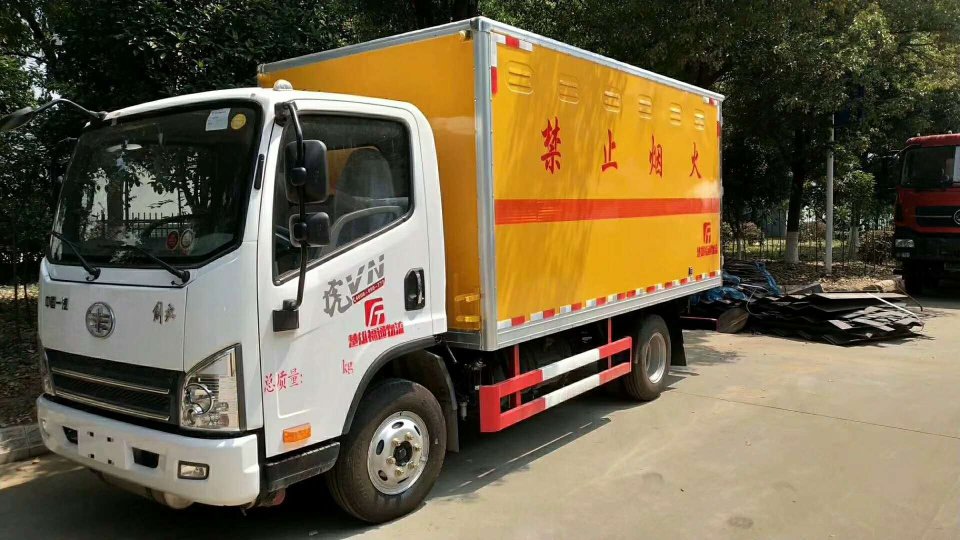 解放藍(lán)牌4.1米雜項(xiàng)危險(xiǎn)品廂式運(yùn)輸車