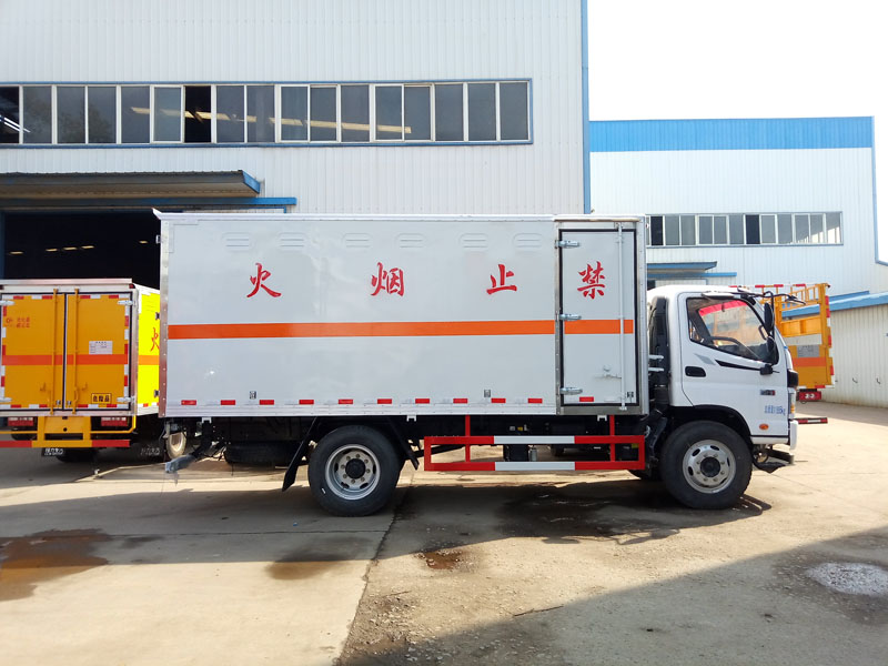 福田5.1米雜項(xiàng)危險(xiǎn)品廂式車