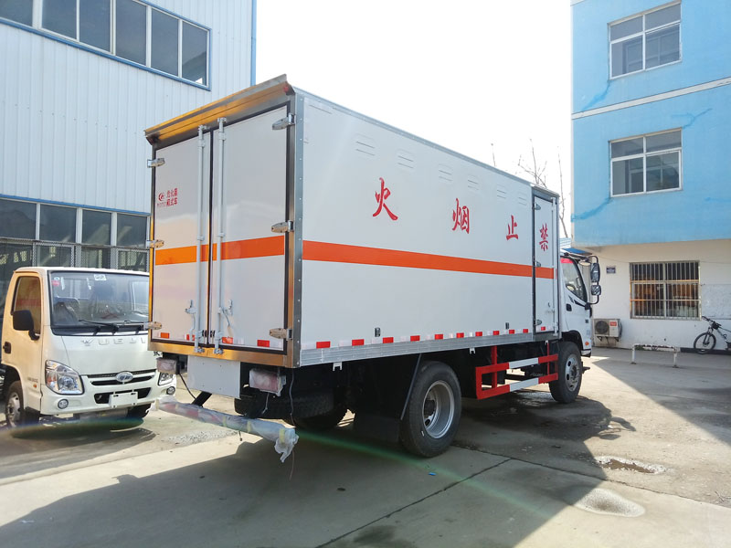福田5.1米雜項(xiàng)危險(xiǎn)品廂式車