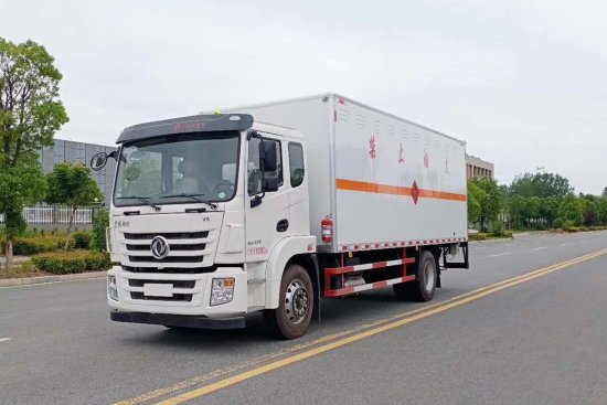 東風(fēng)錦程6.8米易燃液體廂式運(yùn)輸車