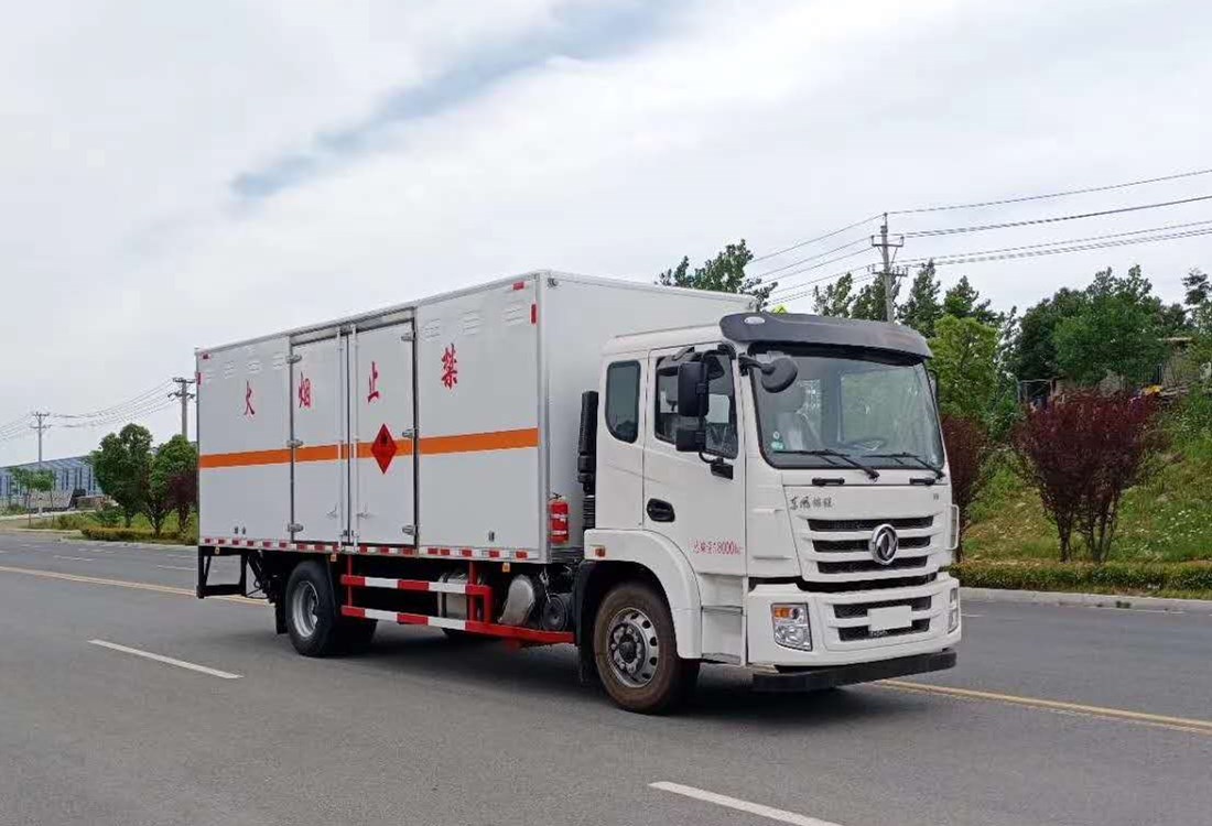 東風(fēng)錦程6.8米易燃液體廂式運(yùn)輸車(chē)