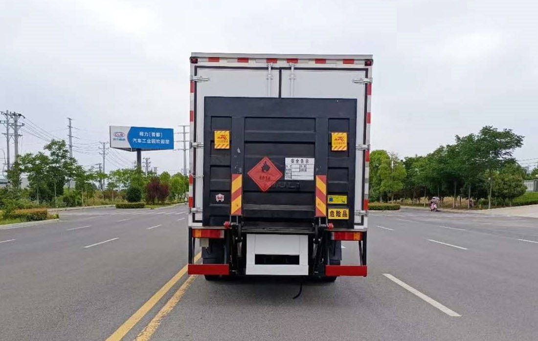 東風(fēng)錦程6.8米易燃液體廂式運(yùn)輸車(chē)