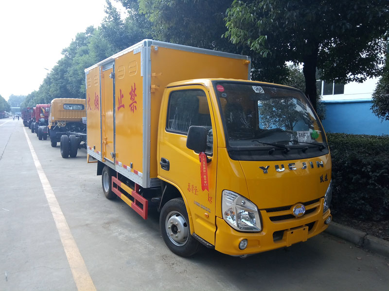 上汽躍進(jìn)藍(lán)牌柴油版3.3米液體廂式車