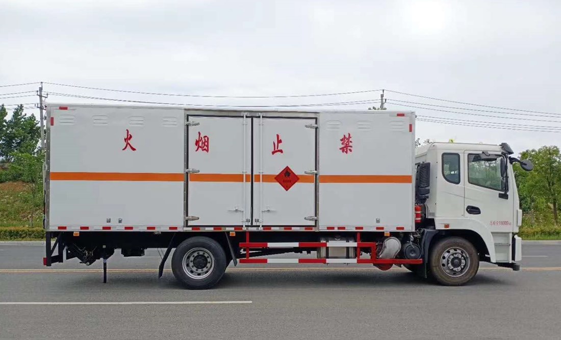 東風(fēng)錦程6.8米易燃液體廂式運(yùn)輸車(chē)